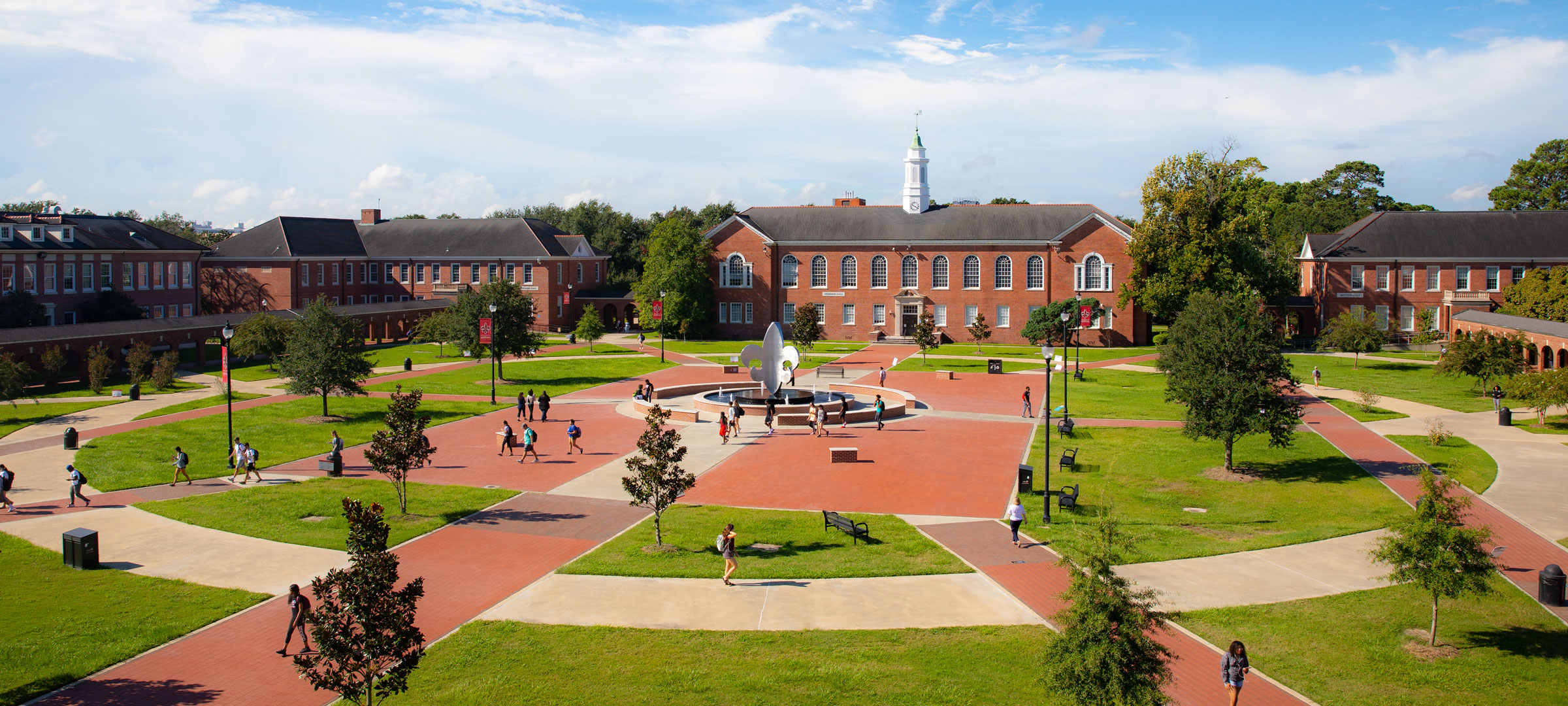 Aerial view of the University of Louisiana at 69ý Quad with the fleur de lis statue and sidewalks