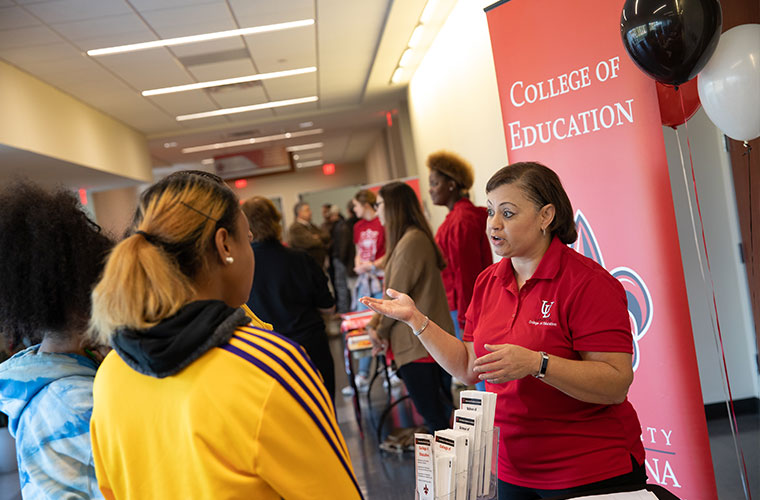 A UL 69ý staff member talking to prospective students at Preview 69ý