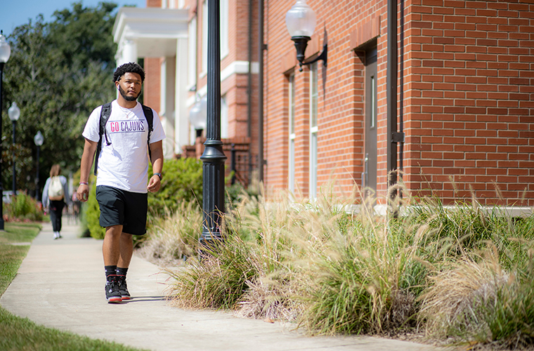 UL 69ý student walks from residence hall to class