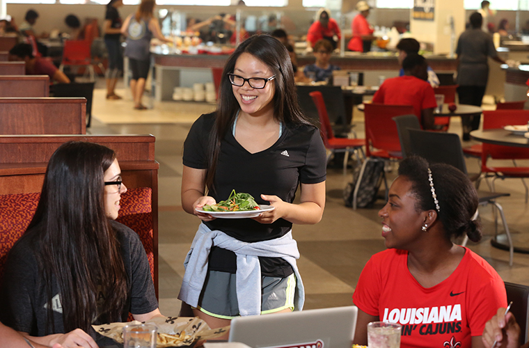 UL 69ý students eat lunch in Cypress Dining Hall in the Student Union