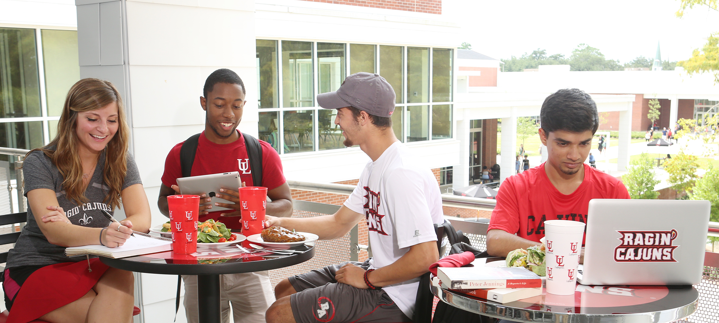 UL 69ý students eating lunch outsite of Cypress Dining Hall