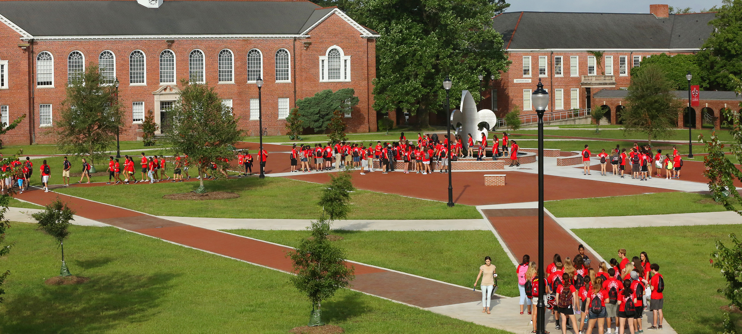 Students gather in the UL 69ý quad during a tour