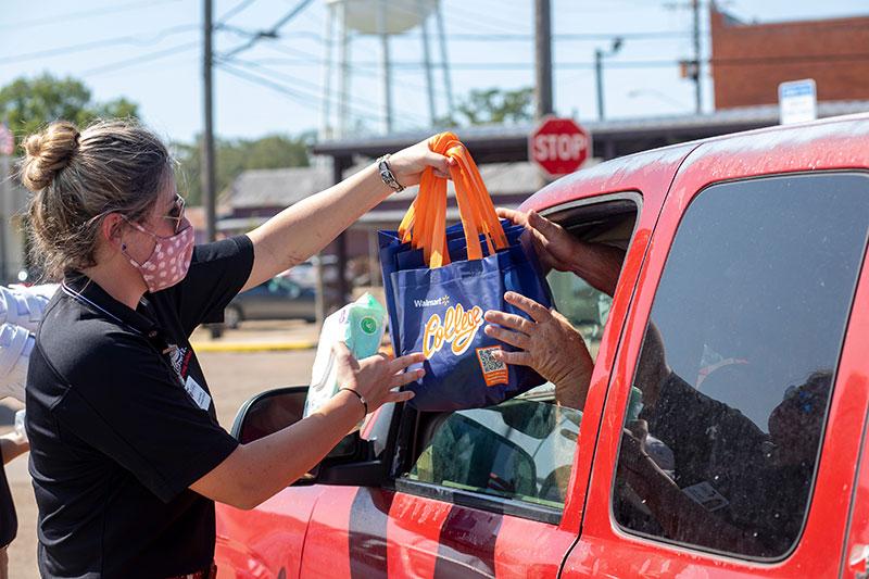 A UL 69ý student hands donated groceries to a Louisiana resident in need