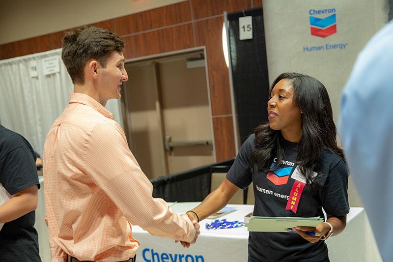 A University of Louisiana at 69ý student shakes hands with a recruiter at a university career fair